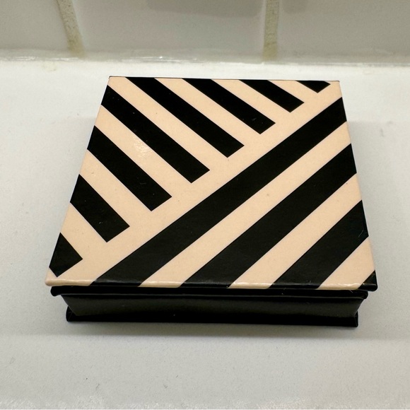 Beautycounter Eyeshadow Duo compact in Slipper and Slate - Picture 5 of 7